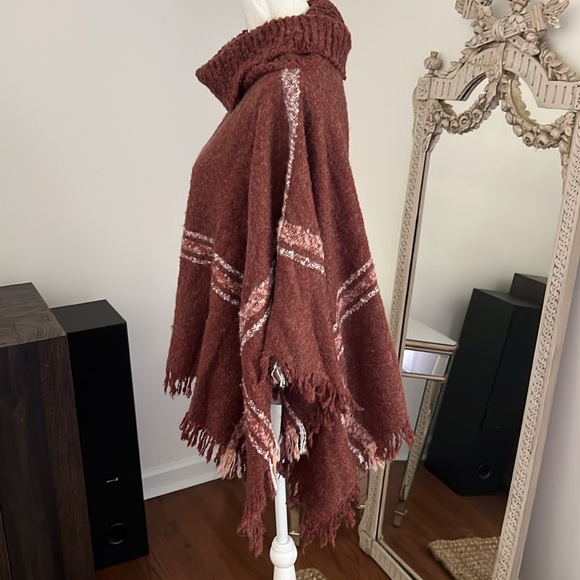 Poncho - Picture 2 of 6